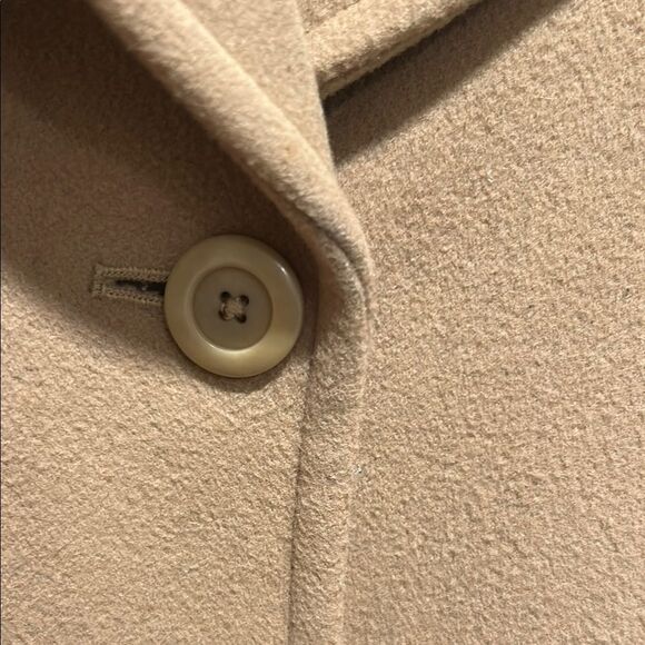 Tan Lambs wool Coat with Wide Lapels and Mid-Thigh Length - Picture 4 of 7